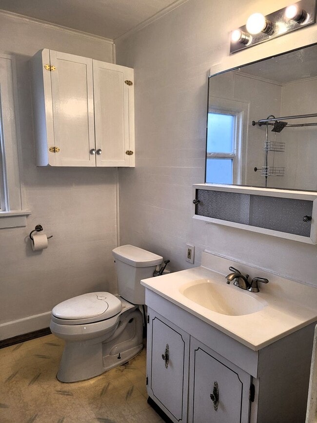 Building Photo - Spacious Unique Home in Central Location