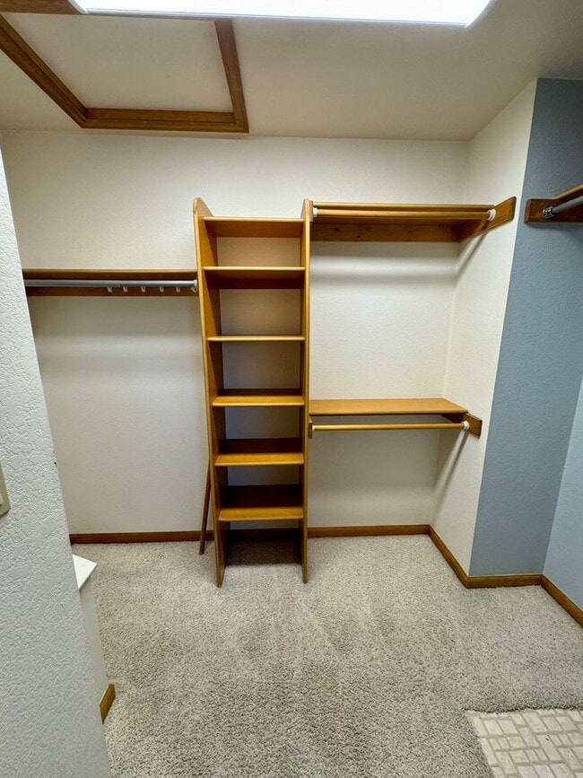 Building Photo - Well Maintained 3 bedroom end unit Townhom...