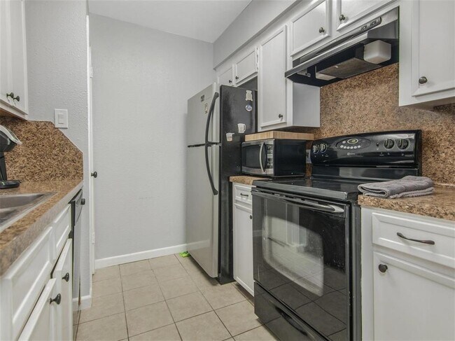 Building Photo - 19 Hideaway Dr