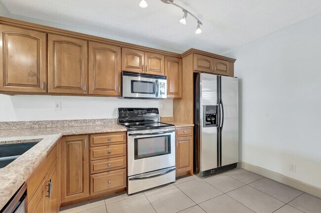 Building Photo - 6 Royal Palm Way