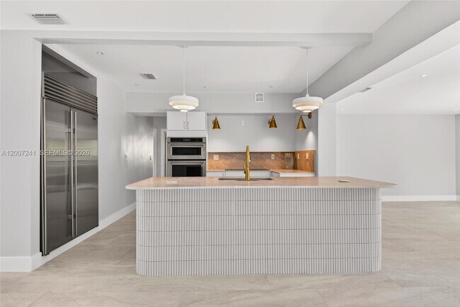 Building Photo - 1250 NE 133rd St