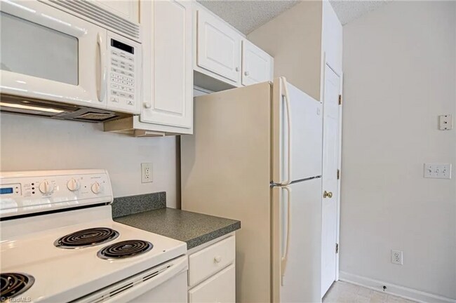 Building Photo - WFU/ Deacon Ridge Condominium Community-