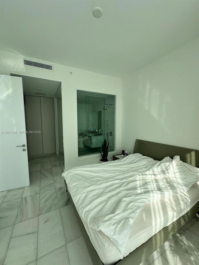 Building Photo - 700 NE 26th Terrace