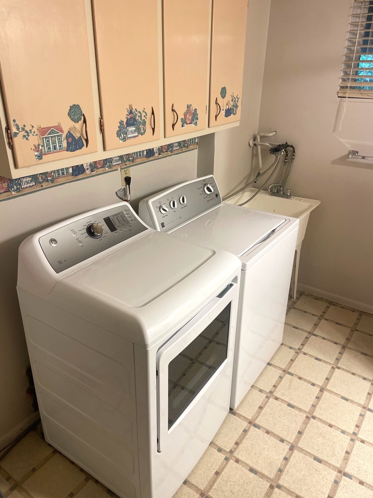 Building Photo - 1522 Cameron Dr