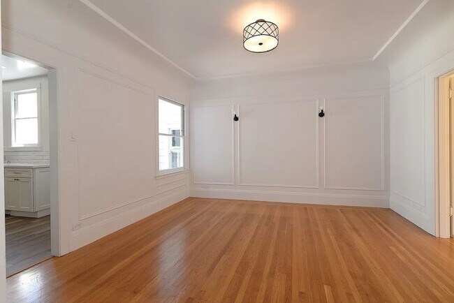Building Photo - TOP FLOOR 3 BEDROOM FLAT