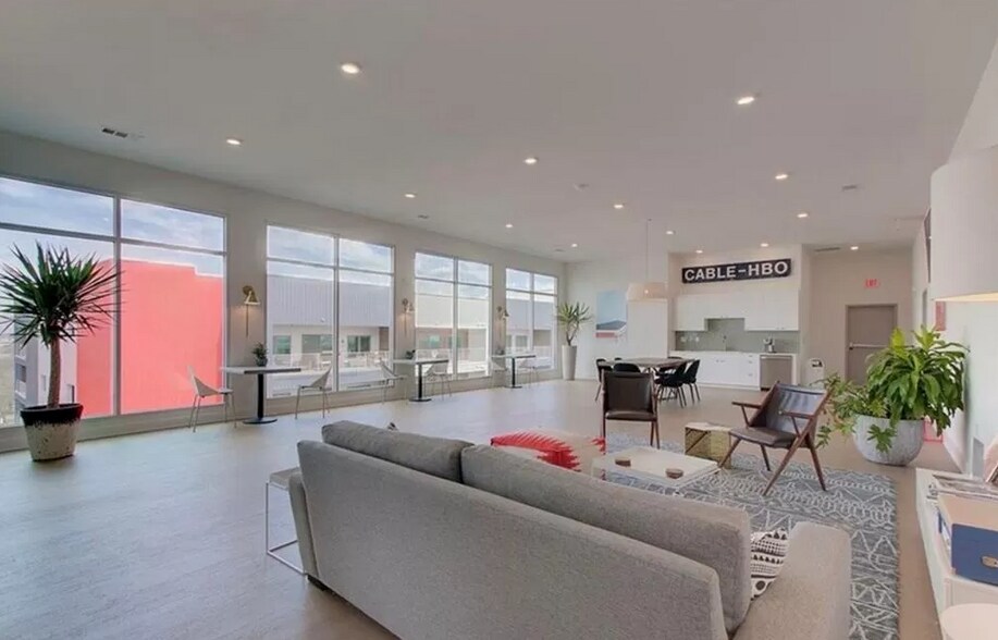 Clubhouse - 4361 S Congress Ave