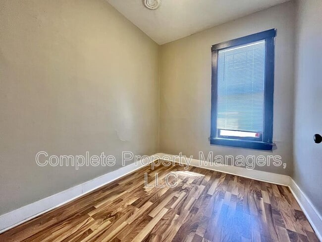 Building Photo - 326 E Washington St