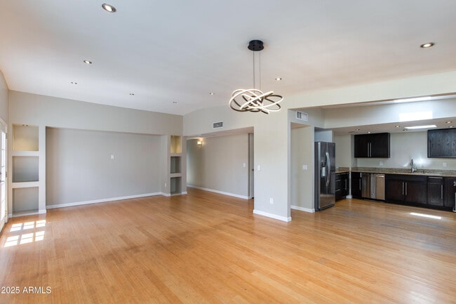 Building Photo - 3707 E Laurel Ln