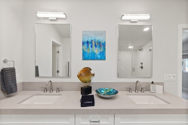 Building Photo - Carlsbad Townhome - 2 Blocks to the beach