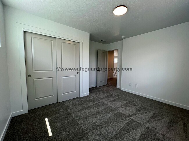 Building Photo - Newer 4 Bedroom Home in West Jordan