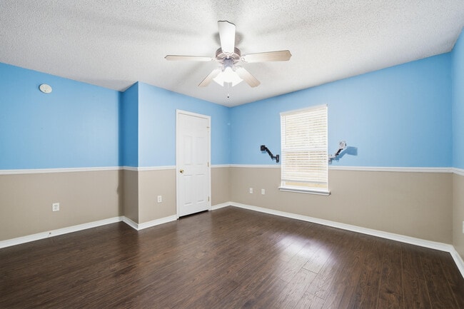 Building Photo - 2490 Pepper Dr