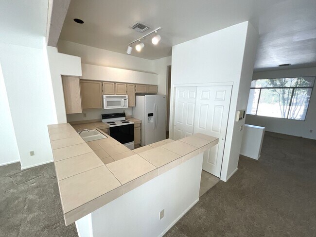 Building Photo - Great eastside location on cul-de-sac lock...