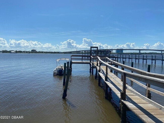 Building Photo - 2 bed condo overlooking the river