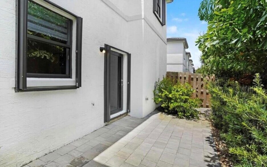 Building Photo - 378 NE 47th Pl