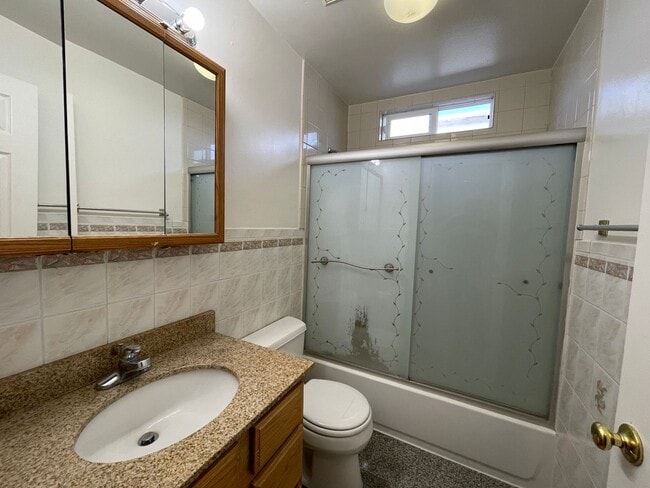 Building Photo - 3bd/2ba house close to great schools - Com...