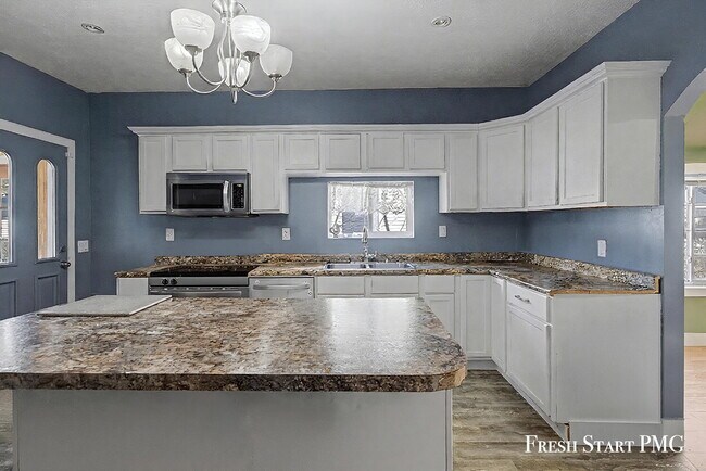 Building Photo - Spacious 5-Bed Home with 2.5 Baths