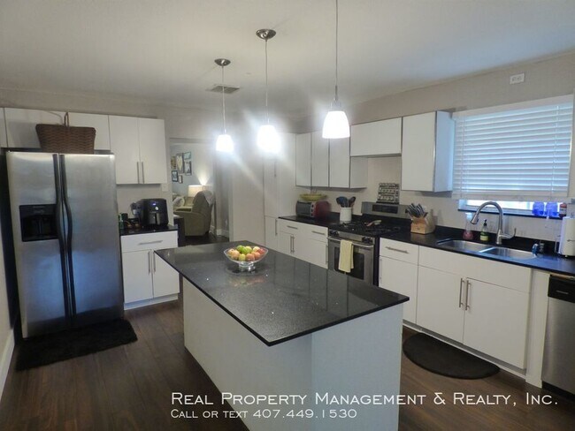 Building Photo - 3 BR / 2 BA in the Hourglass District