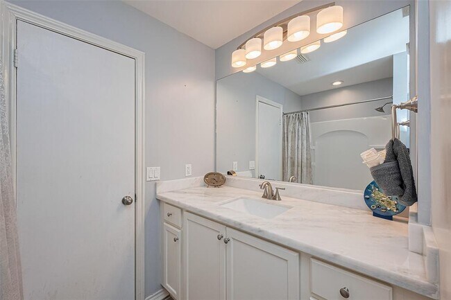 Building Photo - 8711 Pines Pl Dr
