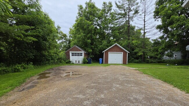 Building Photo - "Cozy & Convenient 2-Bedroom Duplex In Neenah – 800 Sq Ft of Comfortable Living!"