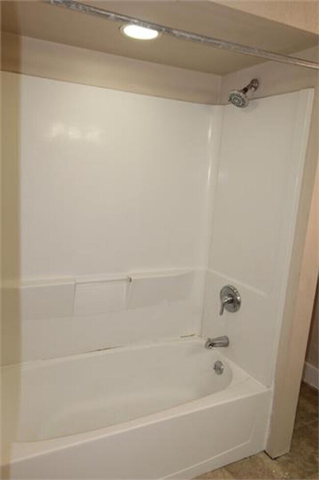 Building Photo - Beautiful Townhome on Quiet Street in the ...