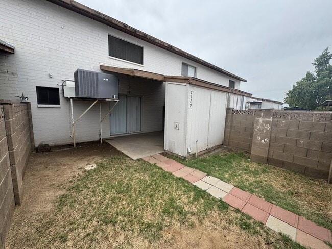 Building Photo - Holiday Gardens 2br Townhome