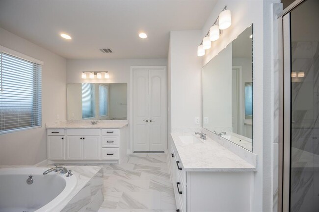 Building Photo - 29819 Breezy Pnes Lp