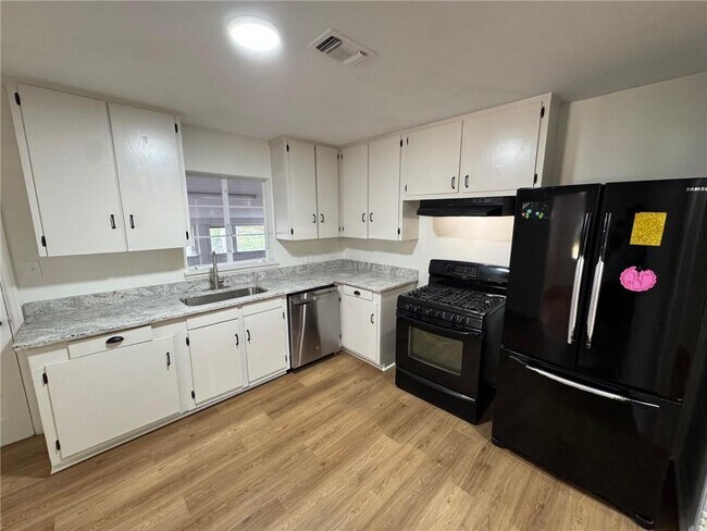 Building Photo - 713 Iris Ave