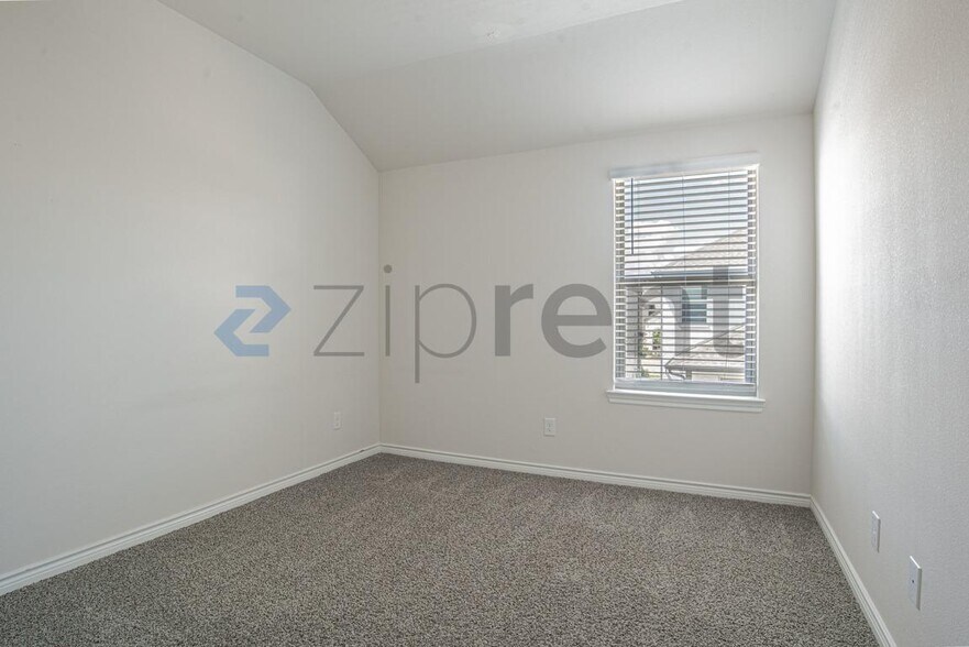 Building Photo - Unit