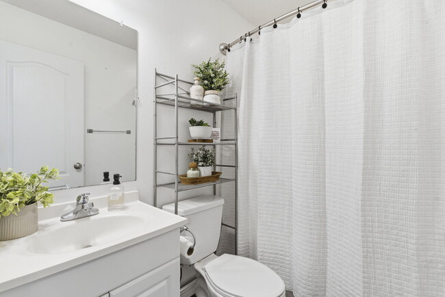 Building Photo - 1127 N Northwood Ave