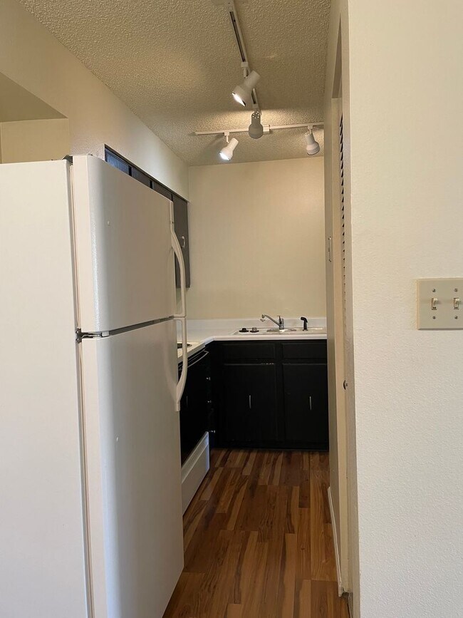 Building Photo - 1 bed/1 bath apartment close to CSU, bike trails, restaurants, shopping and more!