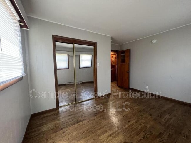 Building Photo - 205 Elm St