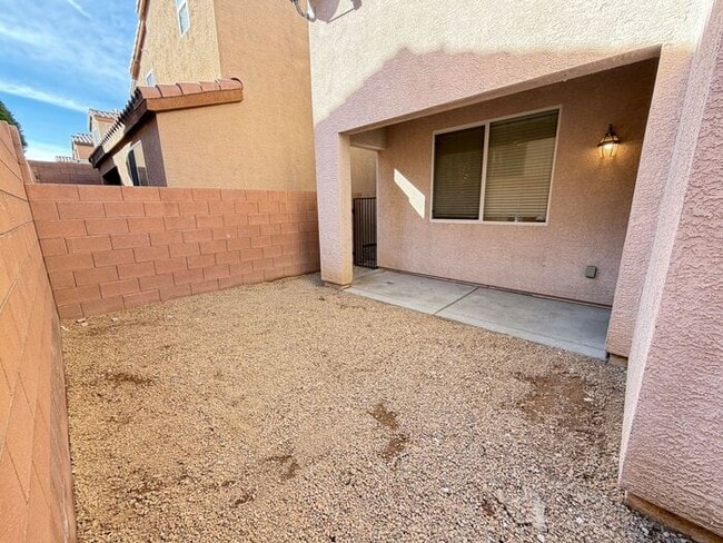 Building Photo - 10559 La Campana St