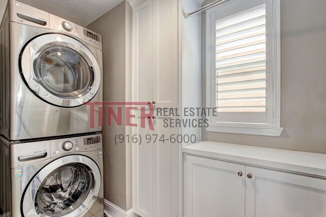 Building Photo - Huntington Sierra Oaks Gem with Fabulous A...