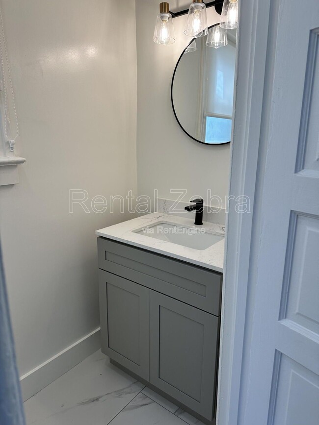 Building Photo - 1604 Jones St