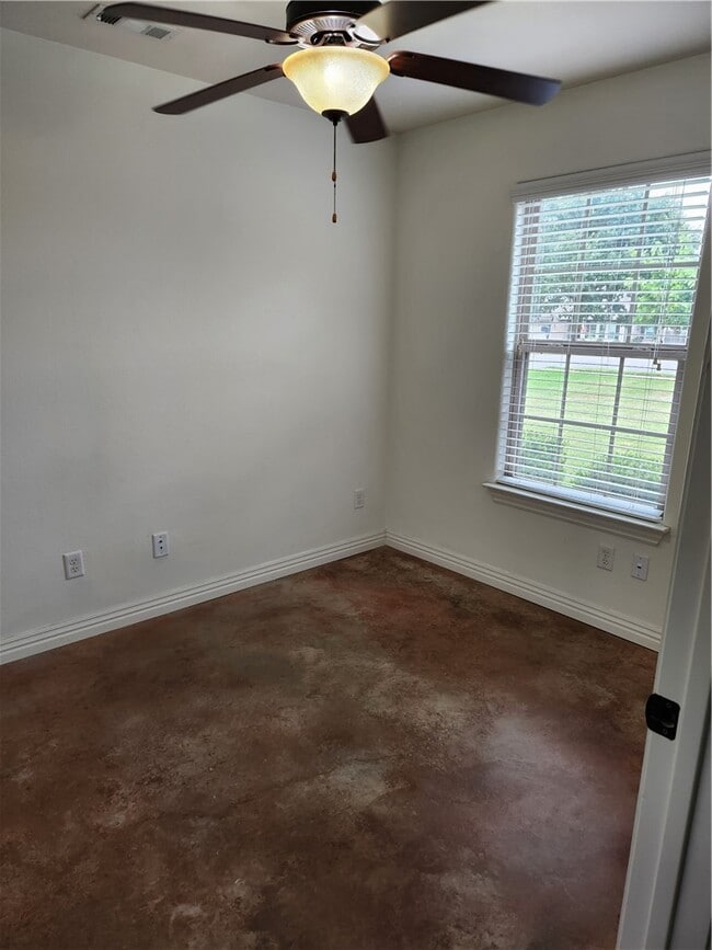 Building Photo - 705 Olivia Ln