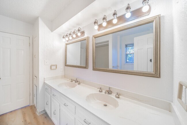 Building Photo - 15738 Fleetwood Oaks Dr