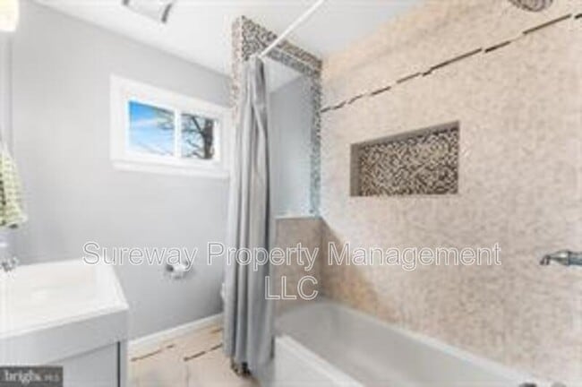 Building Photo - 842 Woodlane Rd