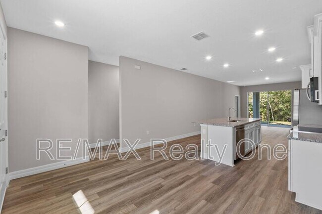 Building Photo - 735 E Toledo Dr