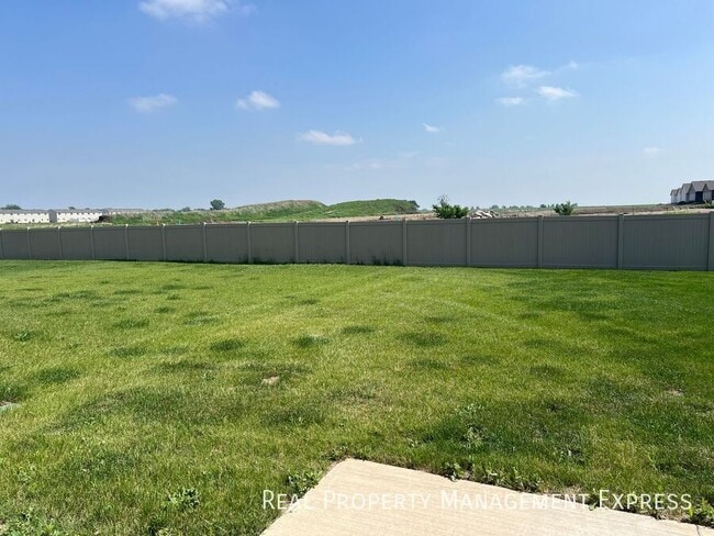 Building Photo - Beautiful 3 Bedroom 1.5 Bathroom Townhome!