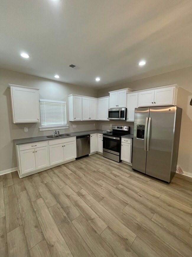 Building Photo - Home for Rent in Weaver, AL!!! View with 4...