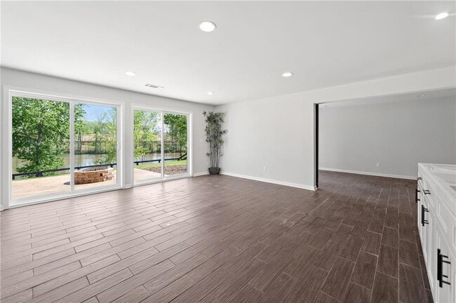 Building Photo - 4180 Woodwind Dr