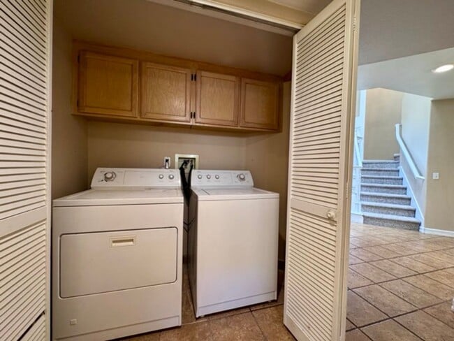 Building Photo - Spacious 4 Bedroom Home with Expansive Bac...