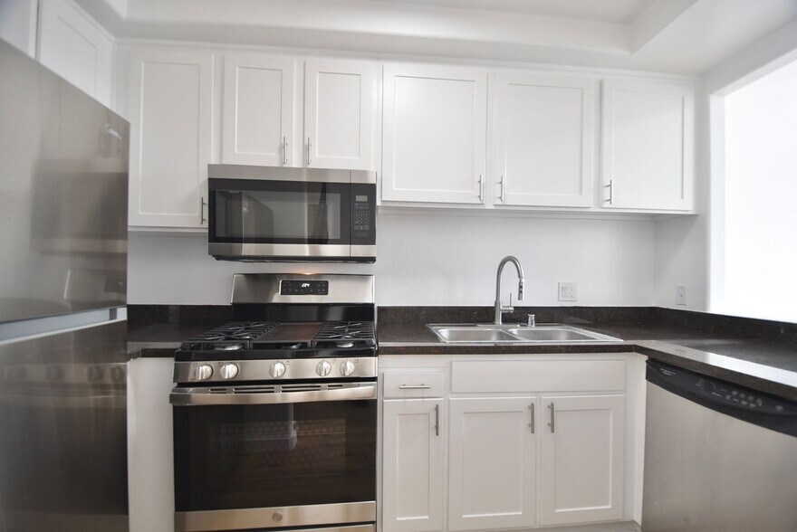 Building Photo - 425 N Alvarado St