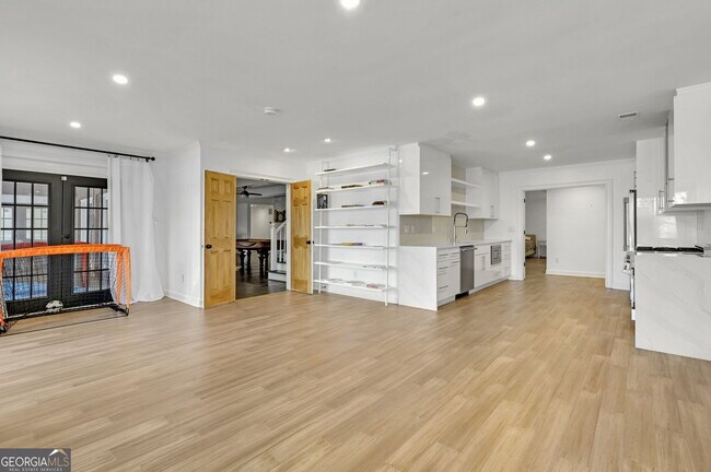 Building Photo - 300 Island Cove Dr