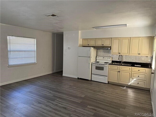 Building Photo - 6358 S Suncoast Blvd