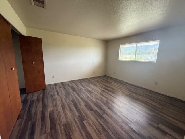 Building Photo - 2 Bedroom 2 Bath Contact Property Pros 928...