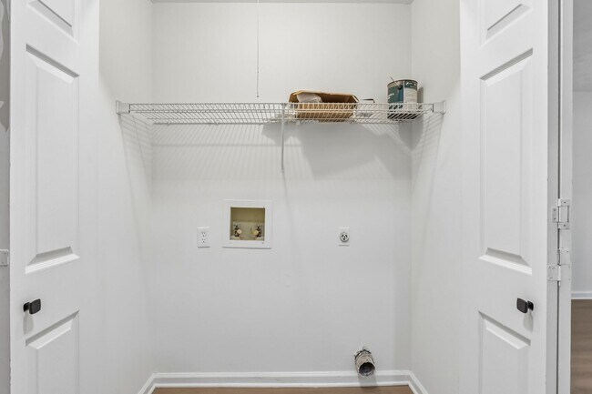 Building Photo - Newly Renovated 3BR/2BA Townhome!