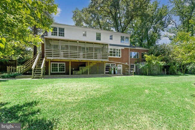 Building Photo - 7001 Longwood Dr