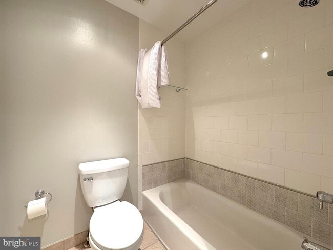 Building Photo - 1318 Dewitt Ave