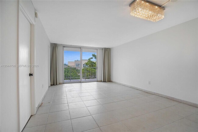 Building Photo - 6900 Bay Dr